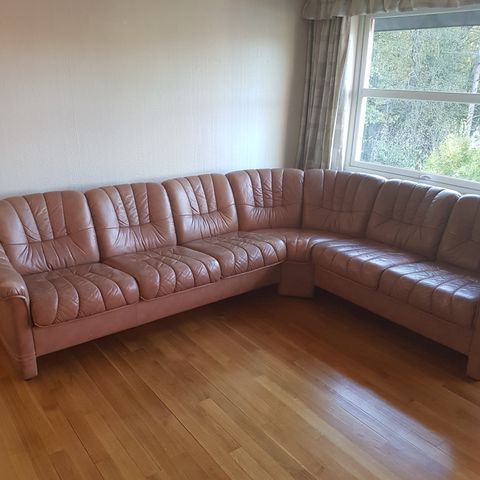 Chesterfield 3+1+1, salongbord + hjørnebord | FINN.no Chesterfield 3+1+1, salongbord + hjørnebord | FINN.no