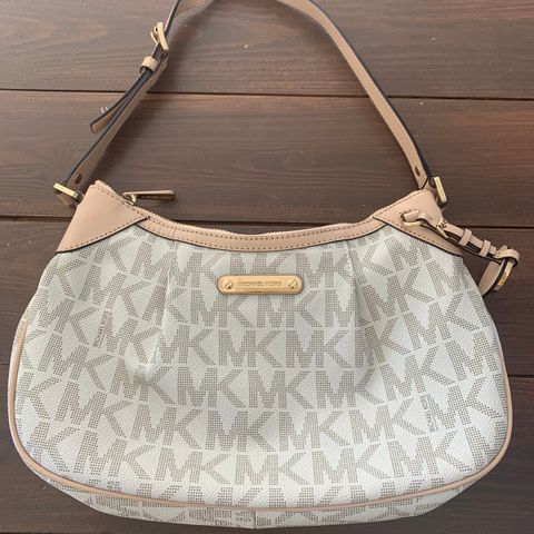 Guessveske. Lyse rosa. NY. | FINN.no Guessveske. Lyse rosa. NY. | FINN.no