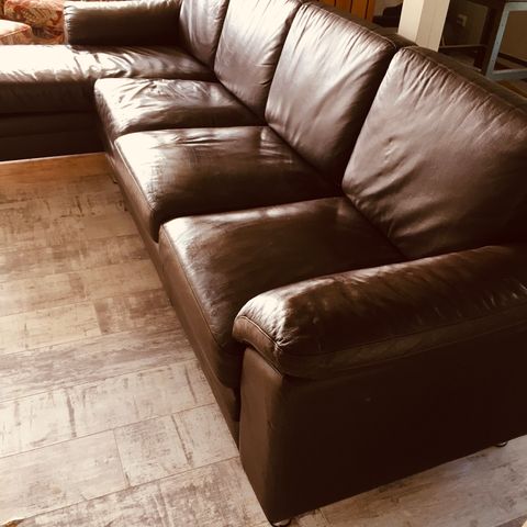 Chesterfield 3+1+1, salongbord + hjørnebord | FINN.no Chesterfield 3+1+1, salongbord + hjørnebord | FINN.no