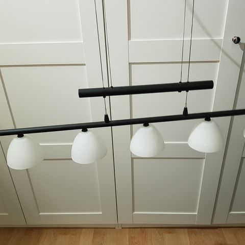Taklampe i børstet messing med 5 små kupler i frostet glass Taklampe i børstet messing med 5 små kupler i frostet glass