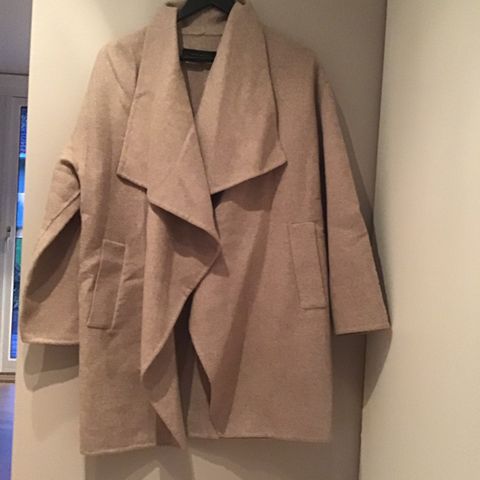 Kåpe fra Zara | FINN.no ZARA kåpe med semiskinn effekt | FINN.no