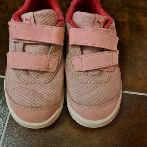 Fint brukte adidas sko selges rimelig! | FINN.no Merrell lette sko sandaler i 40 med aircushion såler | FINN.no