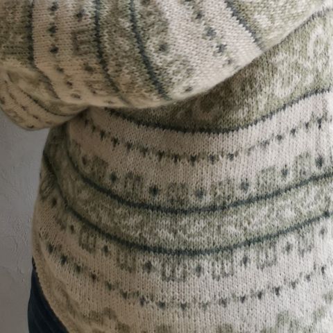 Skappel genser spettet i dusty purple natur, avtagbar hals Skappel genser spettet i dusty purple natur, avtagbar hals