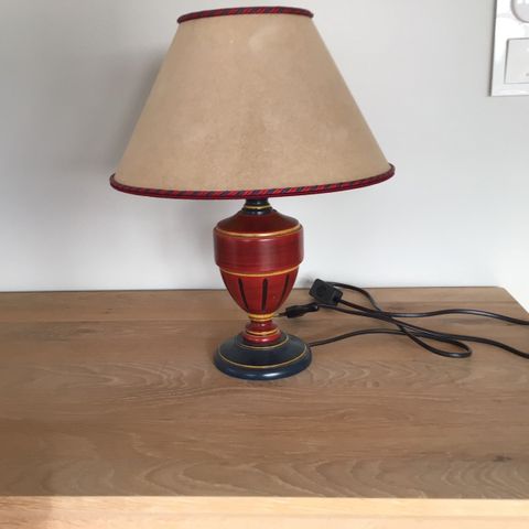 Bordlampe; Kurant lampefot i støpt messing med plisseskjerm Bordlampe; Kurant lampefot i støpt messing med plisseskjerm
