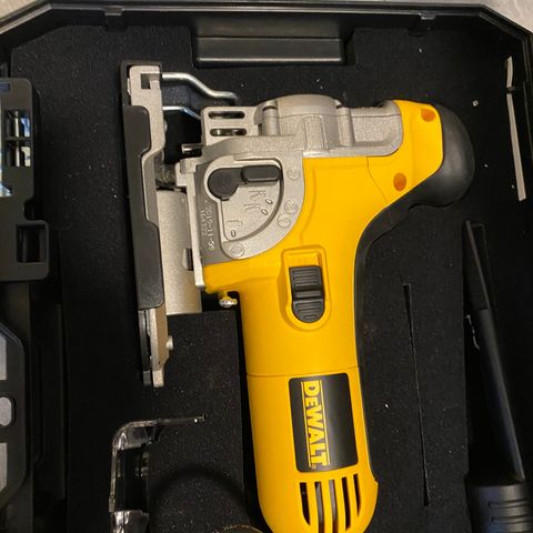 Makita DCL180SFCB Støvsuger lxt | FINN.no Støvsuger Dcl180Z 18V Makita Byggmakker