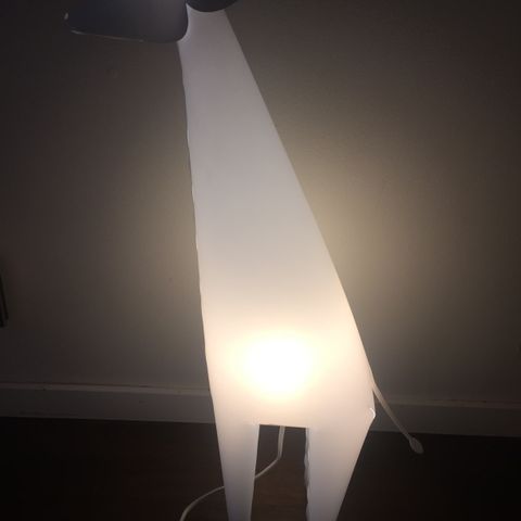 Bordlampe; Kurant lampefot i støpt messing med plisseskjerm Bordlampe; Kurant lampefot i støpt messing med plisseskjerm