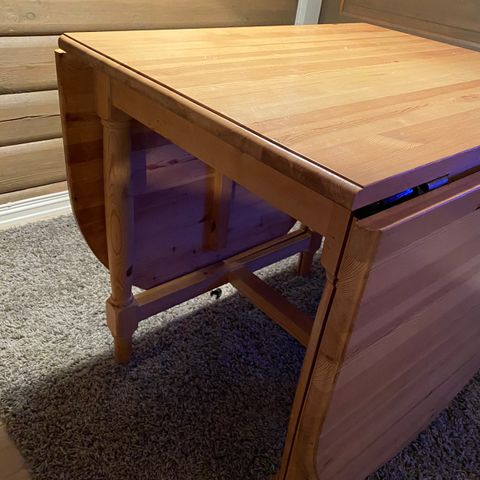 Spisebord, ekstrabord, tilleggsbord hvitt, helt og pent Spisebord, ekstrabord, tilleggsbord hvitt, helt og pent