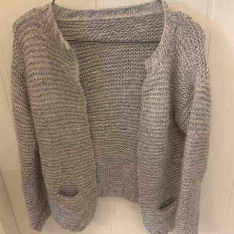 Mange flotte gensere hjemmestrikket (design og mønster Mange flotte gensere hjemmestrikket (design og mønster