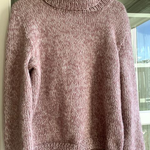 Hjemmestrikket Skappel x Sophie Elise genser modell «Trygg Skappel genser spettet i dusty purple natur, avtagbar hals
