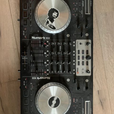 2 trådløse mikrofoner, 2 høyttalere 2x400W, USB spillere 2 trådløse mikrofoner, 2 høyttalere 2x400W, USB spillere