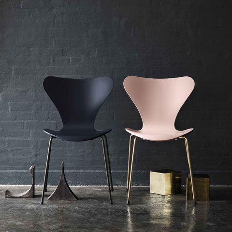 Arne Jacobsen stoler modell 3207 (Syveren) med armlener Arne Jacobsen. Syver stol med armlæn, model 3207 |