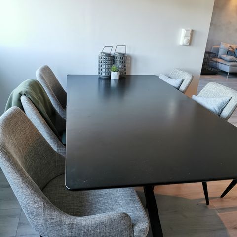 Flott spisebord i hvit høyglans | FINN.no New Delgado hvitt høyglans spisebord med 8 stoler | FINN.no