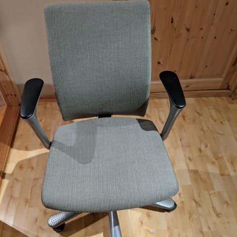 1 stk Håg Capisco kontorstol med sort trekk og stepup 1 stk Håg Capisco kontorstol med sort trekk og stepup