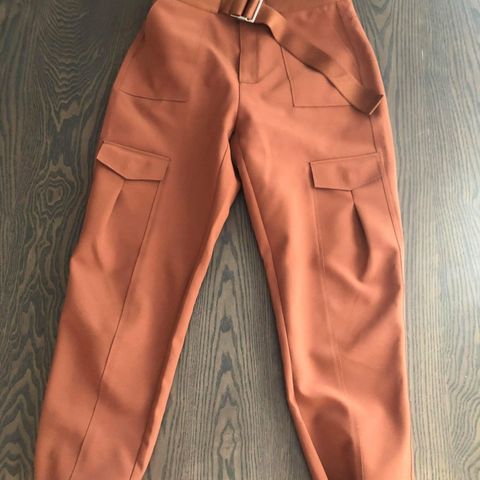 Holzweiler sogne skunk sand trousers beige nude bukse | FINN.no Holzweiler sogne skunk sand trousers beige nude bukse | FINN.no