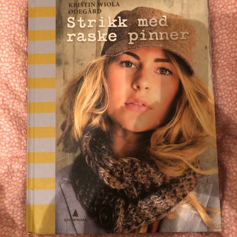 Pus garn og oppskrift på Nettie genser chunky Edition | FINN.no Pus garn og oppskrift på Nettie genser chunky Edition | FINN.no