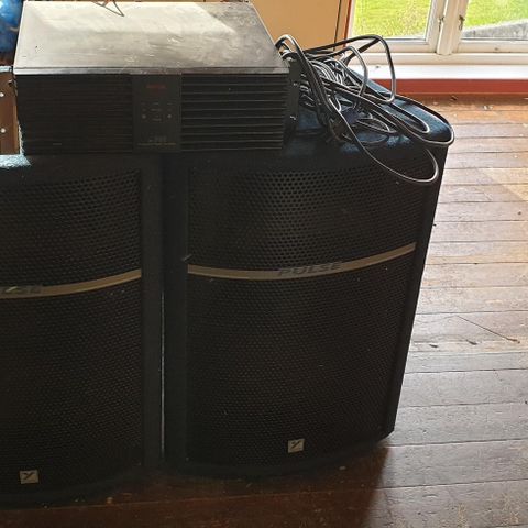 2 trådløse mikrofoner, 2 høyttalere 2x400W, USB spillere 2 trådløse mikrofoner, 2 høyttalere 2x400W, USB spillere