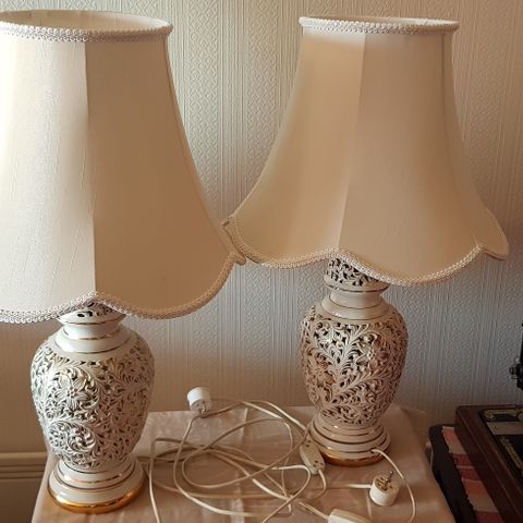 Nydelig vintage lampe, porselen, silkeskjerm, rosa, gull Nydelig vintage lampe, porselen, silkeskjerm, rosa, gull