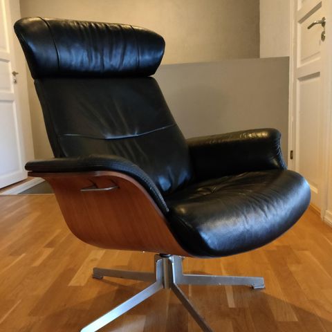 Lenestol Timeout i sort leder og valnøtt (inkl. Pall Best pris på Bolia Design Vitesse Snurrfåtölj Lenestoler