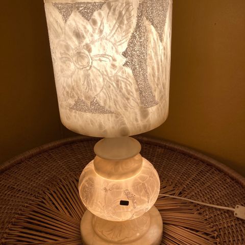 Nydelig vintage lampe, porselen, silkeskjerm, rosa, gull Nydelig vintage lampe, porselen, silkeskjerm, rosa, gull