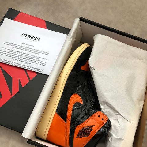 retail deluxe yeezys