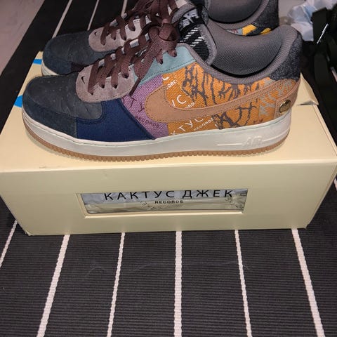 retail deluxe yeezys