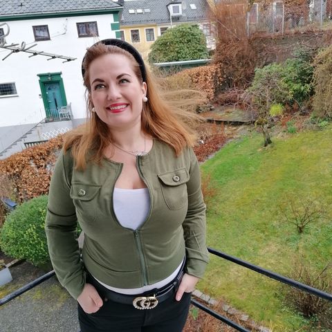 Mørkegrønn luftig skjorte | FINN.no Mørkegrønn luftig skjorte | FINN.no