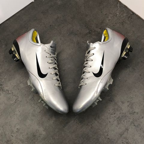 Nike Mercurial Vapor XIII Academy AG Junior Football Boots.