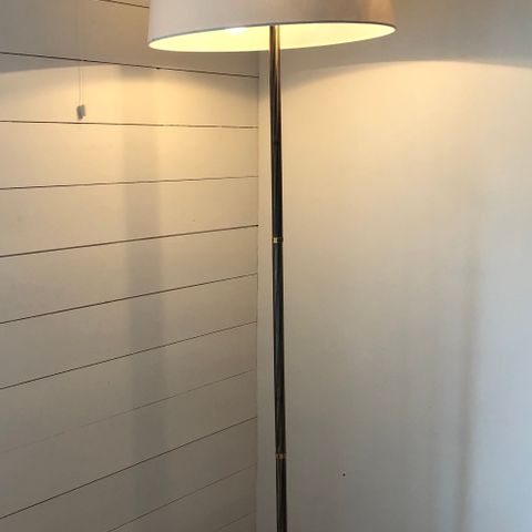 Høvik Verk, hvit stågulv lampe, design Jonas Hidle. | FINN.no Høvik Verk, hvit stågulv lampe, design Jonas Hidle. | FINN.no