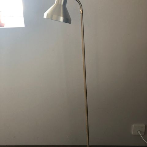 Høvik Verk, hvit stågulv lampe, design Jonas Hidle. | FINN.no Høvik Verk, hvit stågulv lampe, design Jonas Hidle. | FINN.no