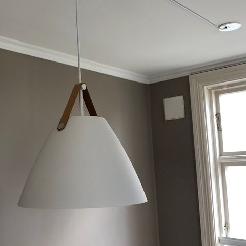 Taklampe i børstet messing med 5 små kupler i frostet glass Taklampe i børstet messing med 5 små kupler i frostet glass