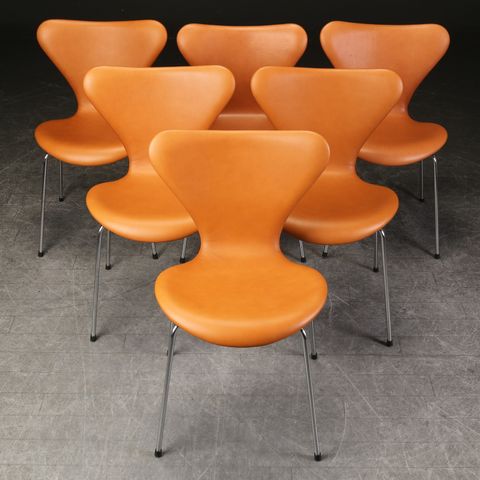 Arne Jacobsen stoler modell 3107 (Syveren) Elegance Natur Arne Jacobsen Syverstole model 3107 elegance Walnut farget