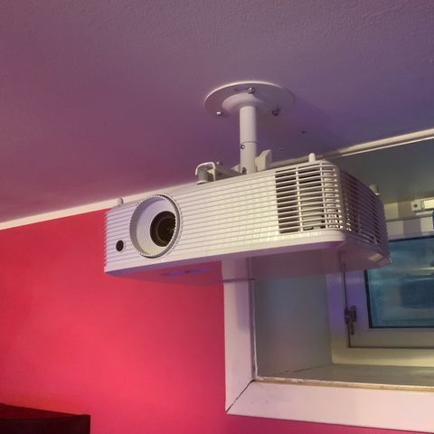 BenQ W1070 m 100 tommer lerret (Relativt ny lampe) | FINN.no BenQ W1070 m 100 tommer lerret (Relativt ny lampe) | FINN.no