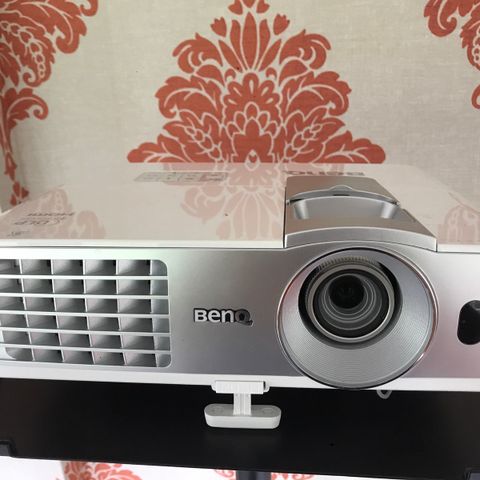 BenQ W1070 m 100 tommer lerret (Relativt ny lampe) | FINN.no BenQ W1070 m 100 tommer lerret (Relativt ny lampe) | FINN.no