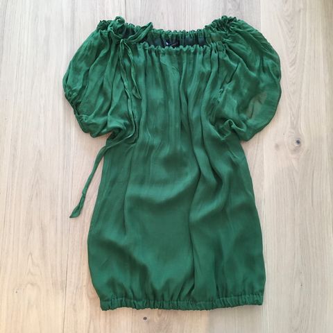 Cream genser. Skjorte og topp H & m | FINN.no Mørkegrønn luftig skjorte | FINN.no