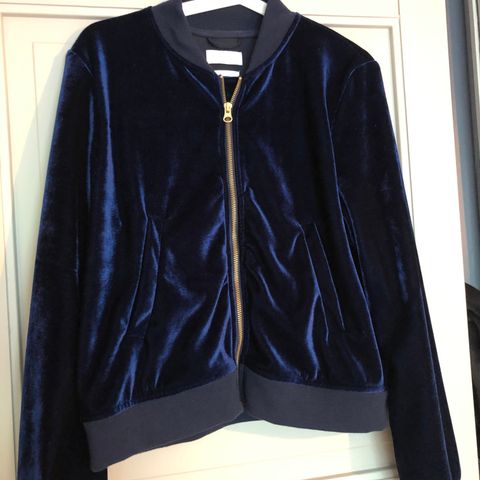 Velvet bomber str s fra creative | FINN.no Creative collective blå velour bomber. Str L | FINN.no