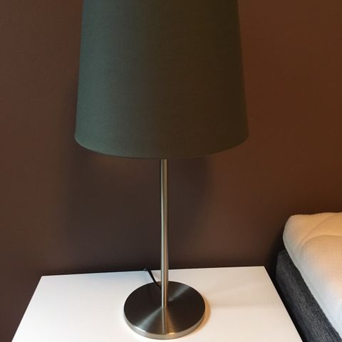 IKEA RODD Bordlampe med lampeskjerm av gråfarge velur fra IKEA Rodd lampe | FINN.no