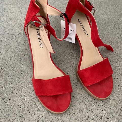 Sko sandaler med kilehæl i ekte skinn fra B&Co str 39 | FINN.no Sko sandaler med kilehæl i ekte skinn fra Vagabond | FINN.no