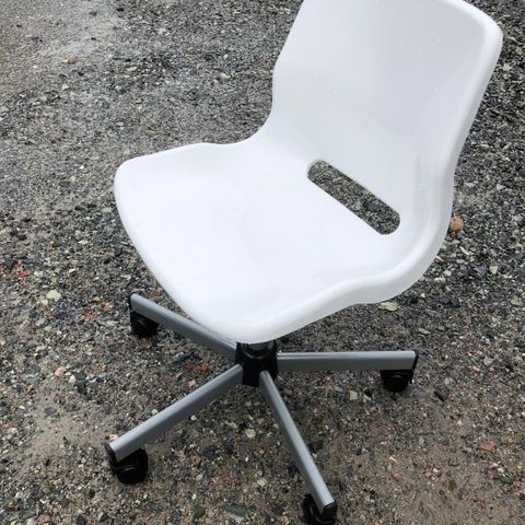 Flott kontorstol i hvit rotting, med armlener og pute Gregor kontorstol IKEA | FINN.no