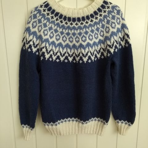 Fin og god strikket genser med mønster selges! | FINN.no Strikket genser med veldig fine motiver str. 100, 150 kr