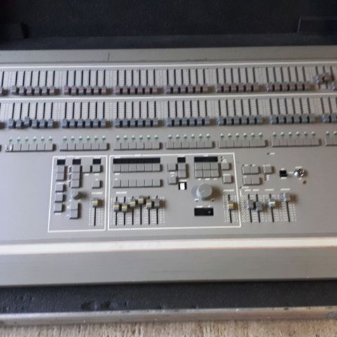 1 par aktive PA høyttalere. SKYTEC, SP1000A. Selges samlet 1 par aktive PA høyttalere. SKYTEC, SP1000A. Selges samlet