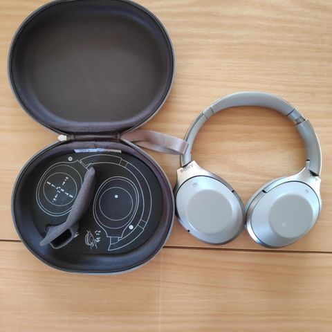 Magnetisk lader Sony og skjerm beskyttelse | FINN.no Magnetisk lader Sony og skjerm beskyttelse | FINN.no