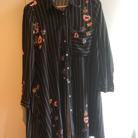 Kjoler Zara | FINN.no lang svart skjorte med striper og blomster | FINN.no