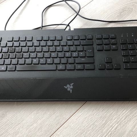 Gaming stol, mus, musematte og skjerm | FINN.no Gaming stol, mus, musematte og skjerm | FINN.no