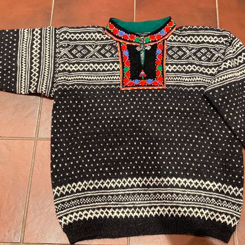 Hjemmestrikket ullgenser(Fana genser) med brodert hals | FINN.no Hjemmestrikket ullgenser(Fana genser) med brodert hals | FINN.no