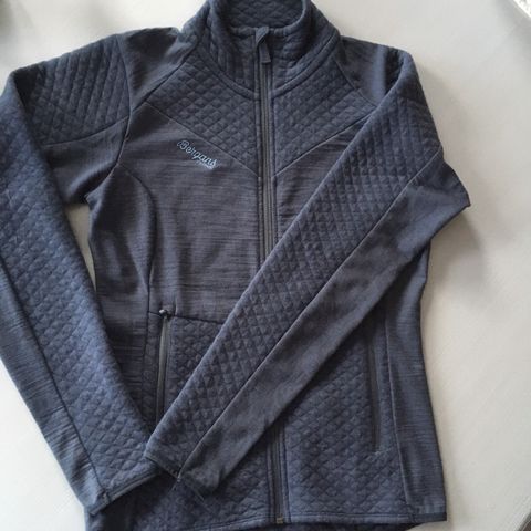 Bergans ull fleece hetter jakker, damer. Str. xs kr. 199kr Bergans ull fleece hetter jakker, damer. Str. xs kr. 199kr