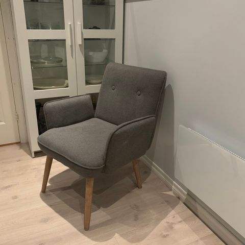 Home & Cottage – «Celine» spisestoler i grått stoff med grå Home & Cottage – «Celine» spisestoler i grått stoff med grå