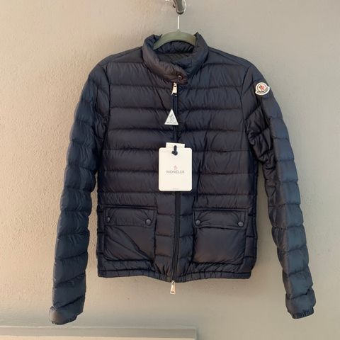 Gi bud! Moncler kåpe med avtagbar hette S4 | FINN.no Gi bud! Moncler kåpe med avtagbar hette S4 | FINN.no