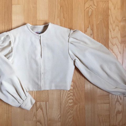 BIK BOK hvit hettejakke med brodert logo. Str S. Jakke med Hvit jakke fra Bik Bok | FINN.no