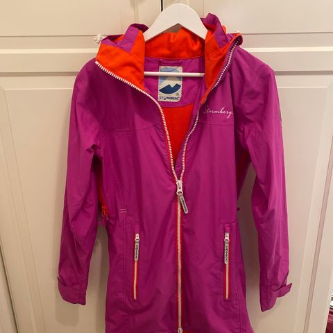 Volcom all slag vær jakke til jenterdame. Str. S, kr. 499kr Volcom all slag vær jakke til jenterdame. Str. S, kr. 499kr