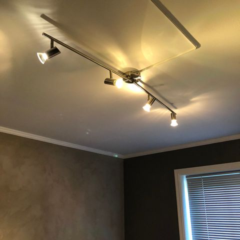 Pendellampe glasskule i stålwire | FINN.no Strai tak lampe 41 cm, 32 W | FINN.no